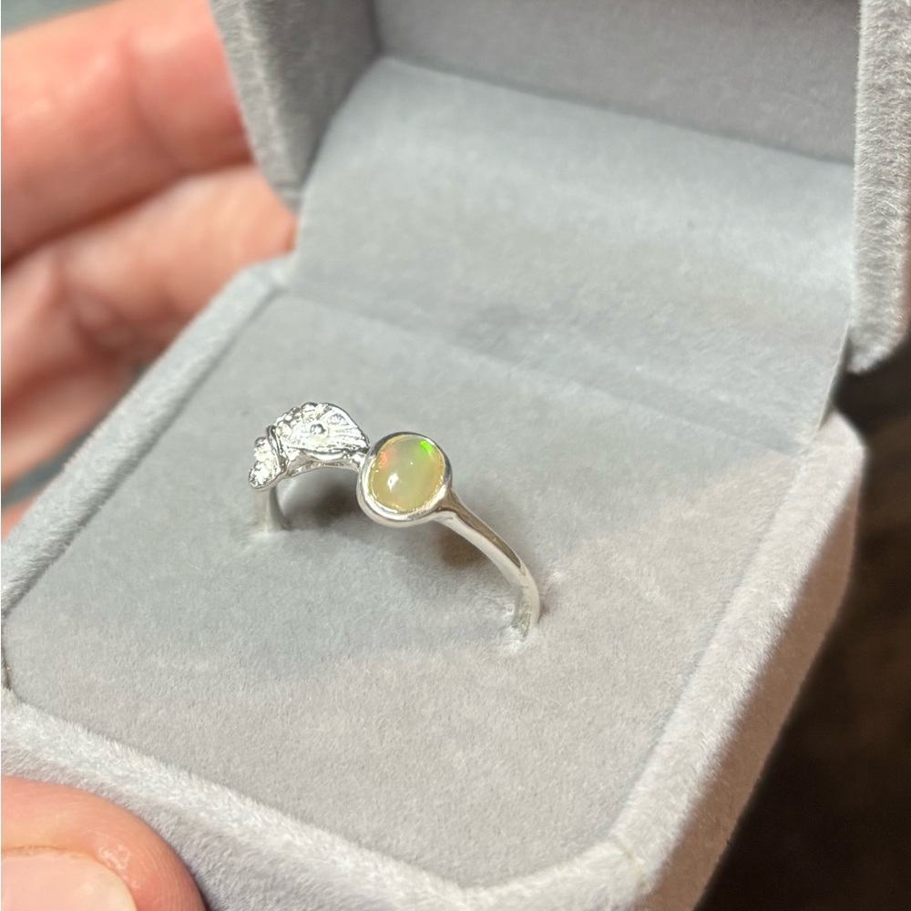 Elegant Artsy Natural White Opal in 925 Sterling Silver Ring Size 7
